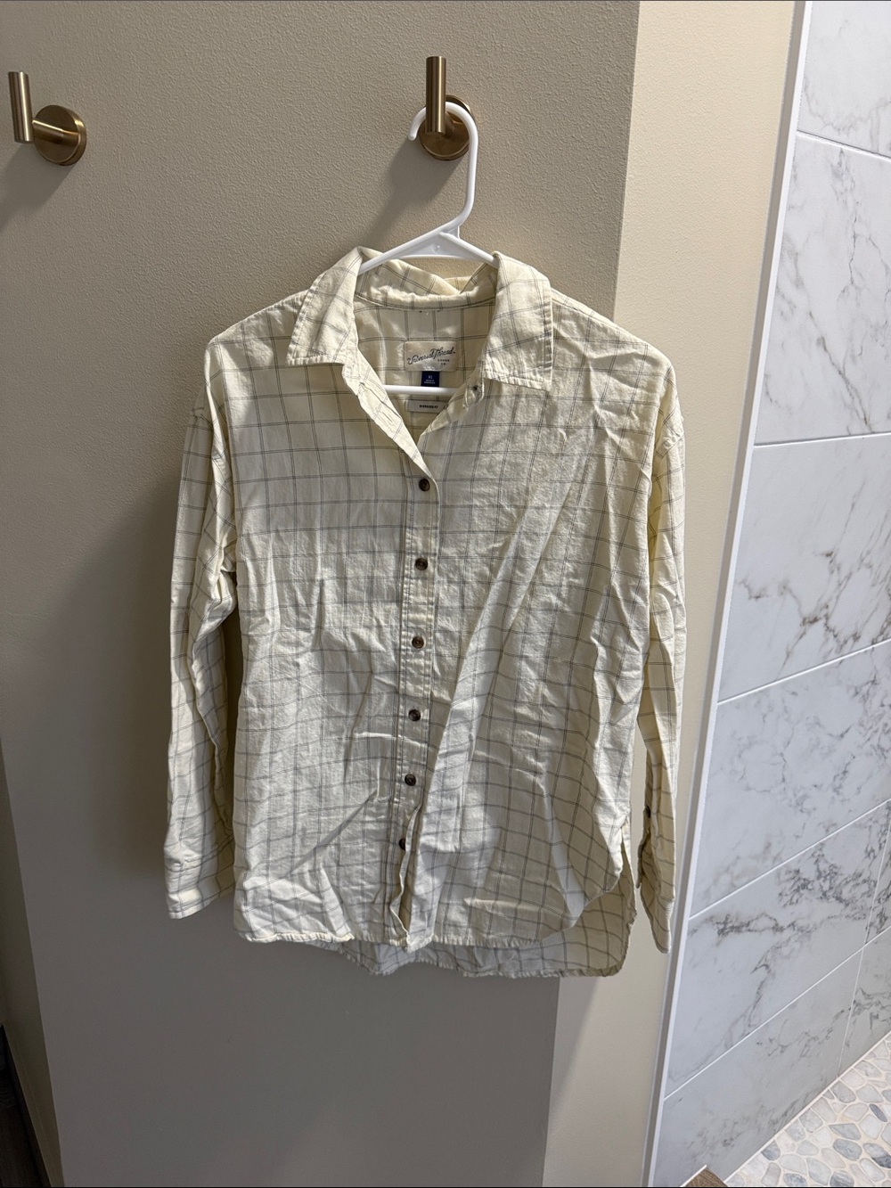 Oversized fit size XS. Checkered woman’s button up. Creams and black.